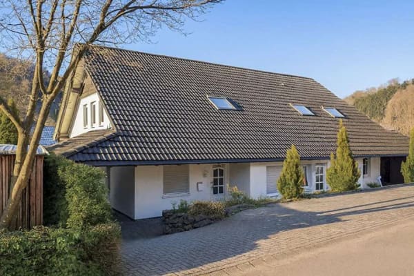 Immobilie in Schmallenberg - Energieeffizienz A+  – Moderne Doppelhaushälfte mit 3  Wohnungen in Niedersorpe - Bild 0