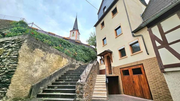 Immobilie in Briedel - Gepflegtes Ein- bis Zweifamilienhaus mit Garten und Blick auf Weinberge und Mosel in Briedel - Bild 0