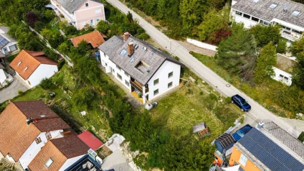 Immobilie in Kinding - Attraktives Rendite- & Handwerkerprojekt: Teilsaniertes Dreifamilienhaus in Panoramalage von Kinding - Bild 0