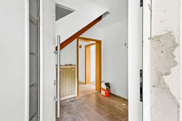 Immobilie in Kinding - Attraktives Rendite- & Handwerkerprojekt: Teilsaniertes Dreifamilienhaus in Panoramalage von Kinding - Bild 1