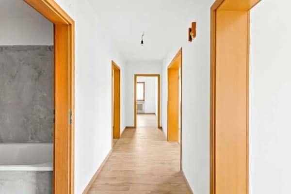 Immobilie in Kinding - Attraktives Rendite- & Handwerkerprojekt: Teilsaniertes Dreifamilienhaus in Panoramalage von Kinding - Bild 3