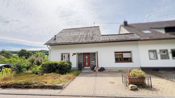 Immobilie in Zerf - Charmante Doppelhaushälfte mit Wintergarten und weitläufigem Garten - Bild 1