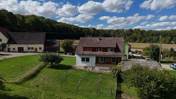 Immobilie in Kirchberg an der Jagst - Idyllisches Wohnen mit Weitblick: Zweifamilienhaus auf parkähnlichem Traumgrundstück - Bild 0
