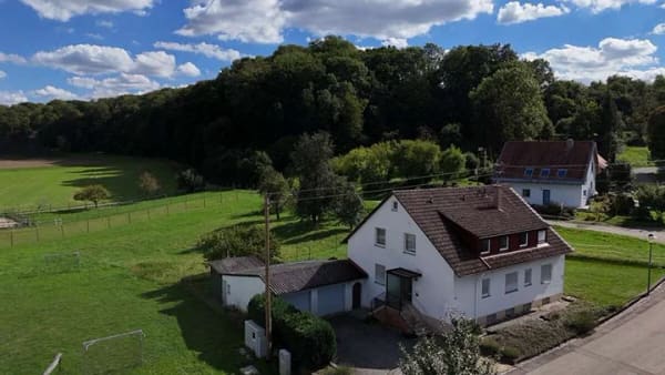 Immobilie in Kirchberg an der Jagst - Idyllisches Wohnen mit Weitblick: Zweifamilienhaus auf parkähnlichem Traumgrundstück - Bild 1