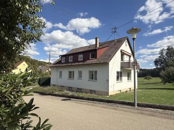 Immobilie in Kirchberg an der Jagst - Idyllisches Wohnen mit Weitblick: Zweifamilienhaus auf parkähnlichem Traumgrundstück - Bild 2
