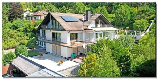 Immobilie in Zierenberg - Großes Wohnhaus mit Garagen in schöner Waldrandlage von Zierenberg - Bild 0