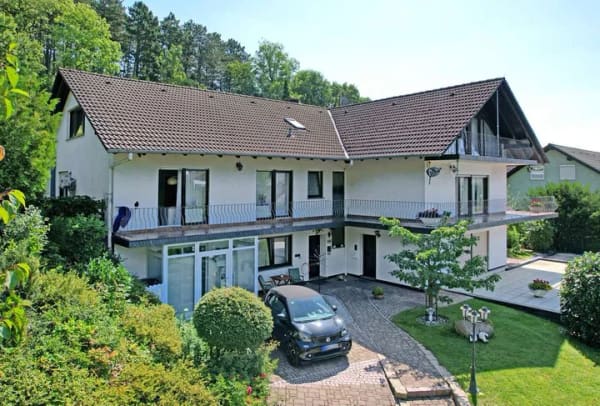 Immobilie in Zierenberg - Großes Wohnhaus mit Garagen in schöner Waldrandlage von Zierenberg - Bild 1