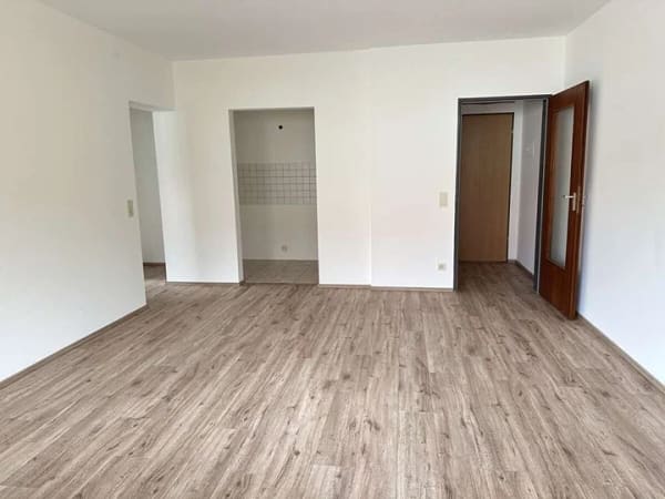 Immobilie in Deggendorf - Stadt Deggendorf: Bezugsfreie 2 Zi.-ETW mit großem Balkon in zentrumsnaher Lage Nh. Norma-Markt! - Bild 1
