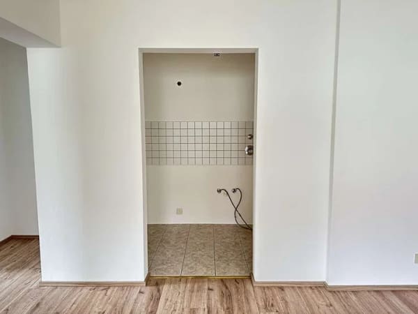 Immobilie in Deggendorf - Stadt Deggendorf: Bezugsfreie 2 Zi.-ETW mit großem Balkon in zentrumsnaher Lage Nh. Norma-Markt! - Bild 2
