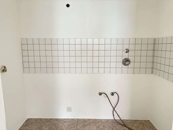 Immobilie in Deggendorf - Stadt Deggendorf: Bezugsfreie 2 Zi.-ETW mit großem Balkon in zentrumsnaher Lage Nh. Norma-Markt! - Bild 3