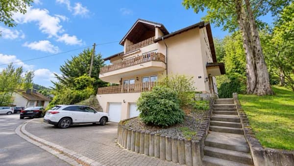 Immobilie in Monreal - Attraktives Mehrfamilienhaus mit drei Wohneinheiten und zwei großen Garagen - Bild 0