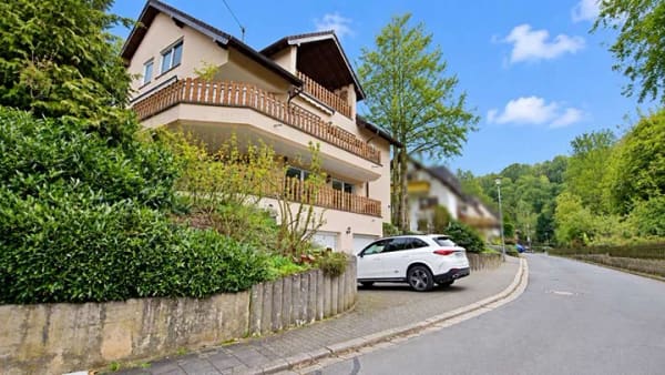Immobilie in Monreal - Attraktives Mehrfamilienhaus mit drei Wohneinheiten und zwei großen Garagen - Bild 1
