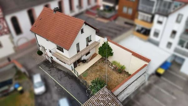 Immobilie in Tauberbischofsheim - Mitten im Zentrum von Tauberbischofsheim – Wohnhaus mit kleinem Garten und Garage - Bild 0
