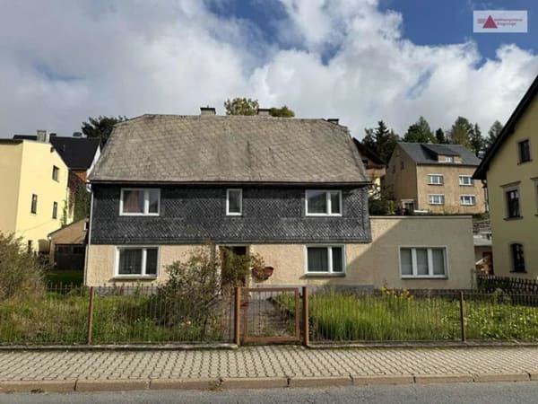 Immobilie in Gelenau/Erzgebirge - Sanierungsbedürftiges Einfamilienhaus in Gelenau kaufen – Fachwerkhaus mit Garten und Doppelgarage - Bild 1