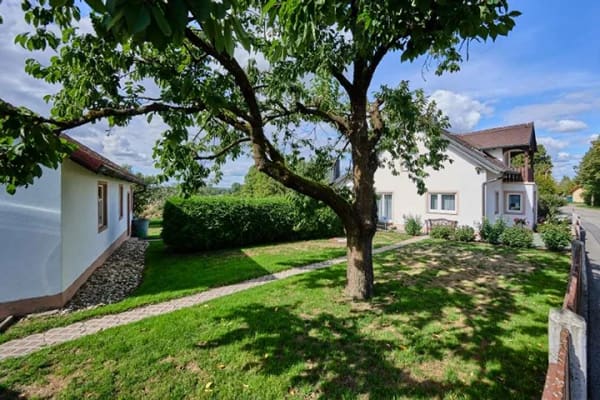 Immobilie in Perkam - Vermietetes Einfamilienhaus mit schönem Garten - Bild 1