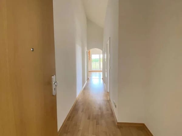 Immobilie in Windach - Gemütlichkeit trifft Wohngefühl: Dachgeschosswohnung mit Galerie und sonniger Loggia - Bild 2