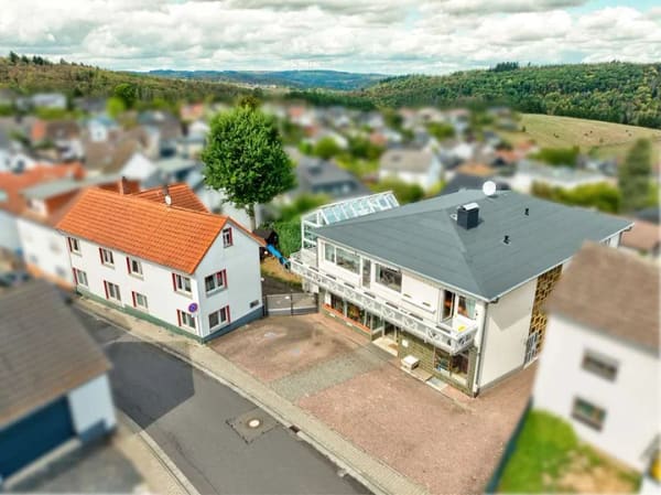 Immobilie in Taunusstein - ATTRAKTIVES GRUNDSTÜCK MIT ZWEI HÄUSERN, WOHN- UND GEWERBEFLÄCHEN! - Bild 1