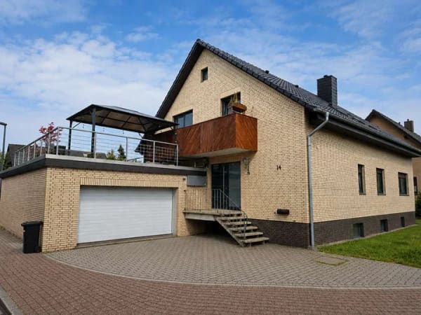Immobilie in Garbsen - MGK bietet Schloß Ricklingen: Gepflegtes Zweifamilienhaus mit Garten & Dachterrasse - Bild 1