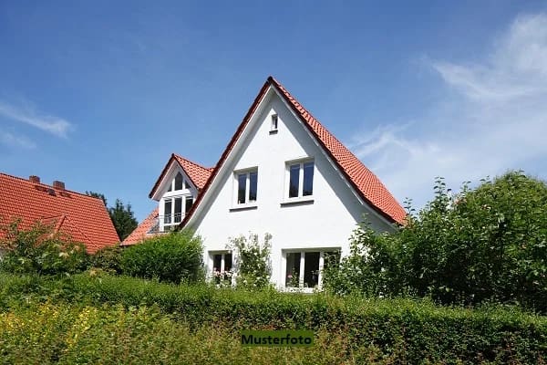 Immobilie in Solms - Freistehendes Einfamilienhaus mit Einlieger und Garagengebäude - Bild 0