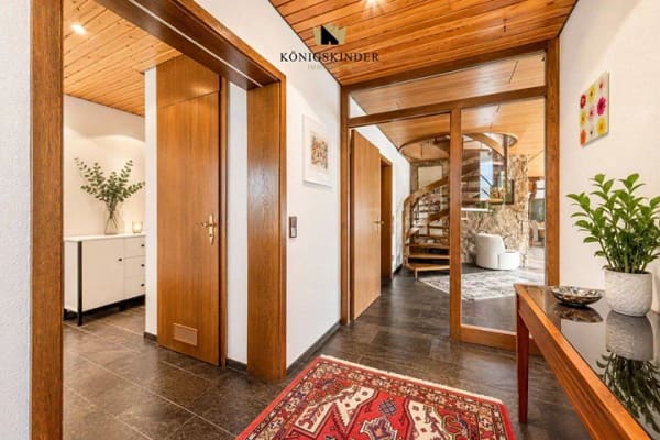 Immobilie in Grafenberg - Großzügiges Wohnen mit Charakter - Einfamilienhaus mit Wellnessbereich und 1.262 m² Grundstück - Bild 2