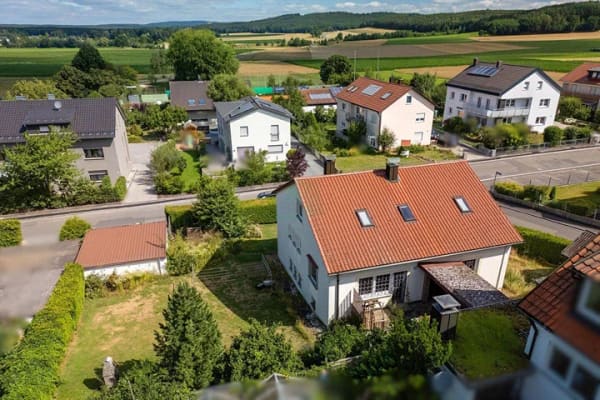 Immobilie in Amberg - Viel Raum für individuelle Wohnideen: Haus mit Einliegerwohnung, großem Grundstück und 3 Garagen - Bild 1