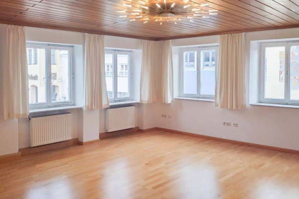 Immobilie in Donauwörth - Charmante 6-Zimmer-Altbauwohnung auf der Insel Ried - stilvolles Wohnen mit historischem Flair - Bild 1