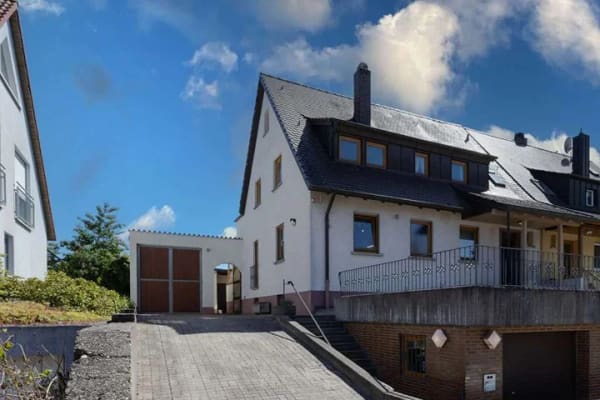 Immobilie in Cadolzburg - Selten so vielseitig: Zweifamilienhaus mit Wintergarten, Werkstatt und vier Garagen - Bild 1