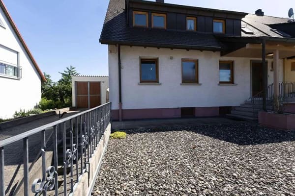 Immobilie in Cadolzburg - Selten so vielseitig: Zweifamilienhaus mit Wintergarten, Werkstatt und vier Garagen - Bild 2