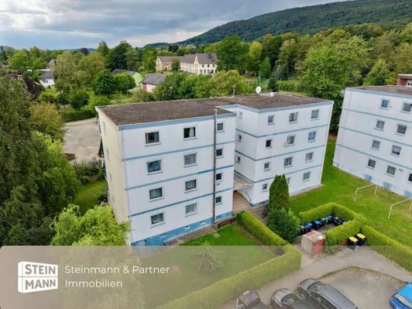 Immobilie in Rinteln - Zentral in Rinteln: Großzügige 4-Zimmer-Wohnung mit Balkon und Blick ins Grüne - Bild 0
