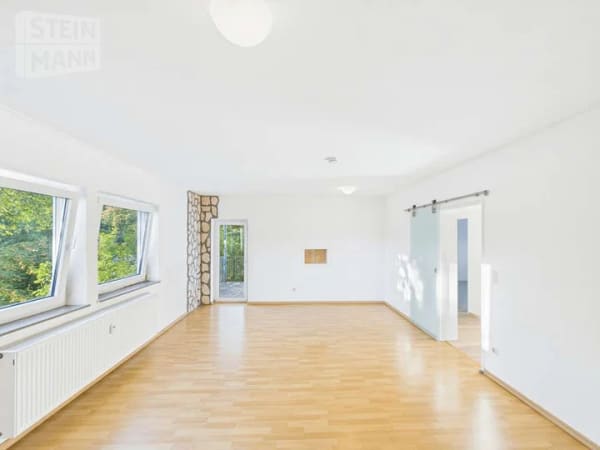 Immobilie in Rinteln - Zentral in Rinteln: Großzügige 4-Zimmer-Wohnung mit Balkon und Blick ins Grüne - Bild 1