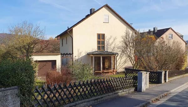 Immobilie in Neukirchen bei Sulzbach-Rosenberg - Gepflegtes Zweifamilienhaus in Neukirchen b. Su.-Ro. mit Gartenidyll / Keine Maklerkosten - Bild 1