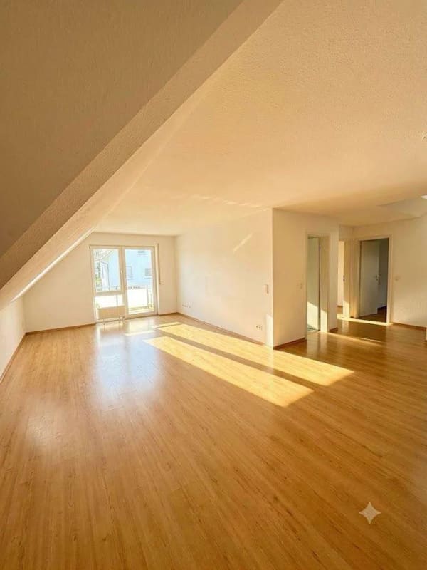 Immobilie in Freiberg am Neckar - Wunderschöne, helle Dachgeschoss-Maisonettewohnung mit Balkon - Bild 0