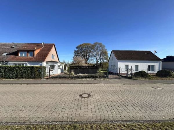 Immobilie in Wesenberg - Zwei Häuser auf ca. 1.561 m² - ideal für Mehrgenerationenwohnen - Bild 0