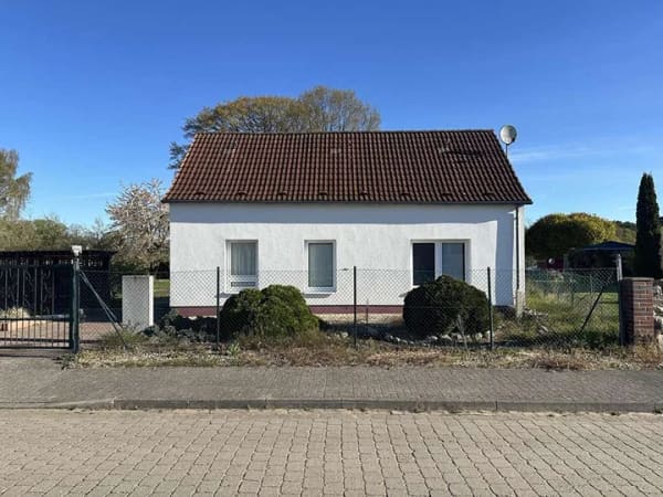 Immobilie in Wesenberg - Zwei Häuser auf ca. 1.561 m² - ideal für Mehrgenerationenwohnen - Bild 1