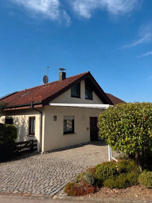 Immobilie in Mögglingen - Einfamilienhaus mit großzüg. Garten, Pool, Garage & Carport - Bild 0
