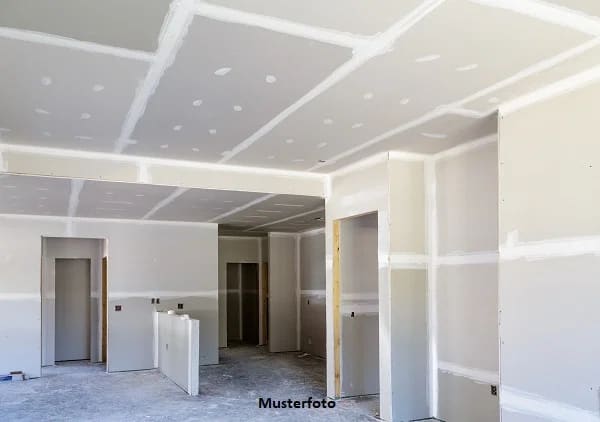 Immobilie in Neubrandenburg - Für Heimwerker - Wohnhaus nebst Pferdestall und Garage - Bild 0