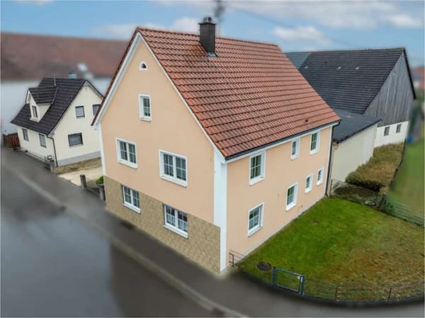 Immobilie in Burtenbach - Raum für große Pläne –Hofstelle mit Wohnhaus, Scheunen, Garagen, Stallungen & Austragshaus - Bild 0