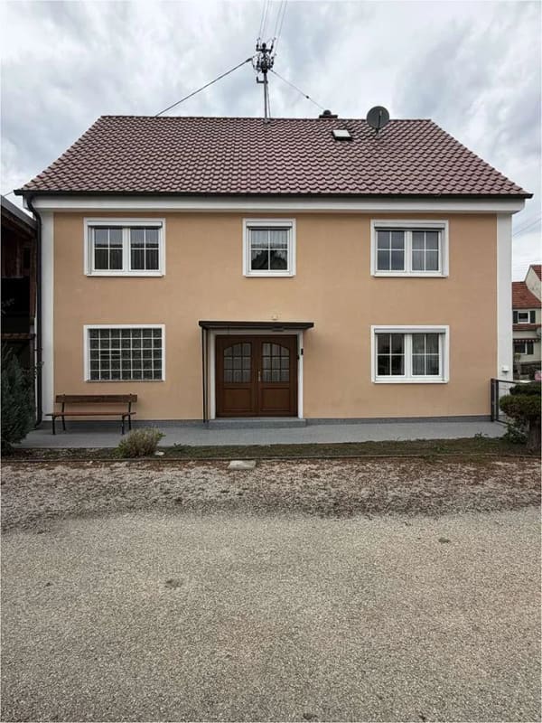 Immobilie in Burtenbach - Raum für große Pläne –Hofstelle mit Wohnhaus, Scheunen, Garagen, Stallungen & Austragshaus - Bild 1