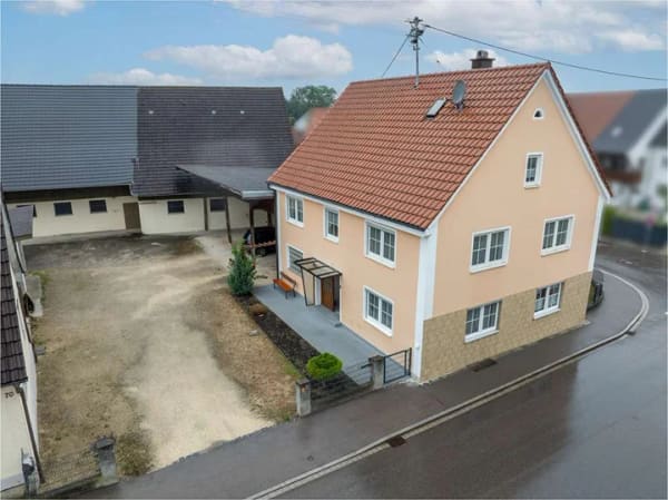 Immobilie in Burtenbach - Raum für große Pläne –Hofstelle mit Wohnhaus, Scheunen, Garagen, Stallungen & Austragshaus - Bild 2
