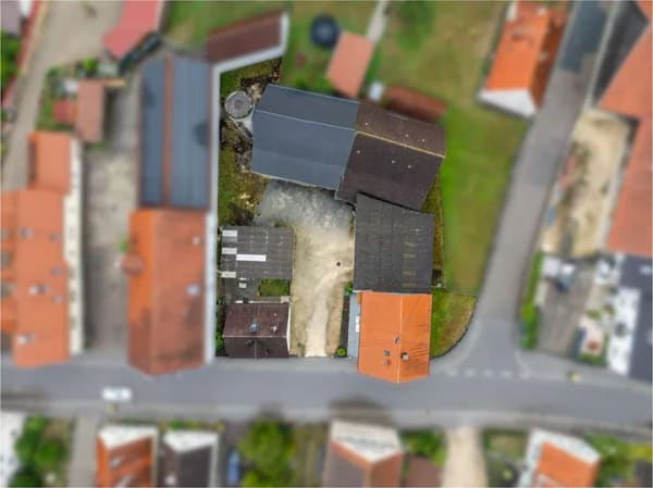 Immobilie in Burtenbach - Raum für große Pläne –Hofstelle mit Wohnhaus, Scheunen, Garagen, Stallungen & Austragshaus - Bild 3