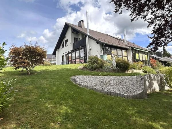 Immobilie in Parkstein - Imposant und außergewöhnlich: Großzügiges Haus mit Einliegerwohnung, Doppelgarage und Gartenoase - Bild 0