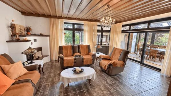Immobilie in Parkstein - Imposant und außergewöhnlich: Großzügiges Haus mit Einliegerwohnung, Doppelgarage und Gartenoase - Bild 1