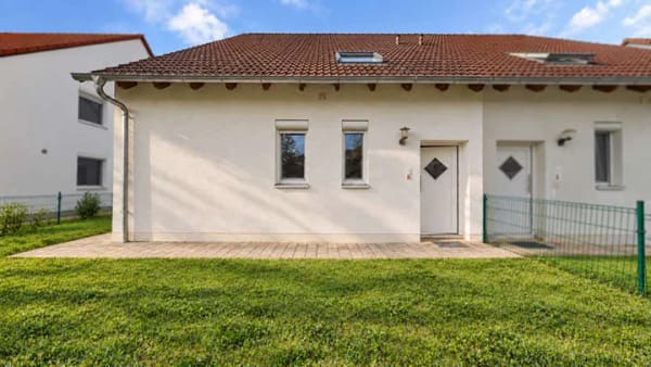 Immobilie in Lehrberg - Großzügige Doppelhaushälfte mit 160 m² Wohnfläche, Vollkeller, zwei Garagen & moderner Haustechnik - Bild 1