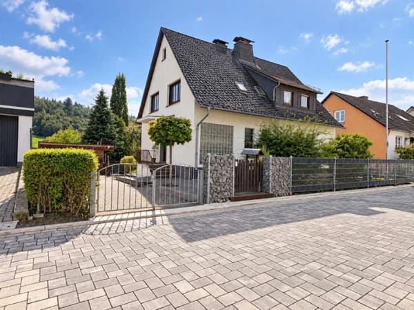 Immobilie in Sundern - Viel Platz und flexible Nutzung – Ein- bis Zweifamilienhaus mit Pool in Sundern-Hellefeld - Bild 0