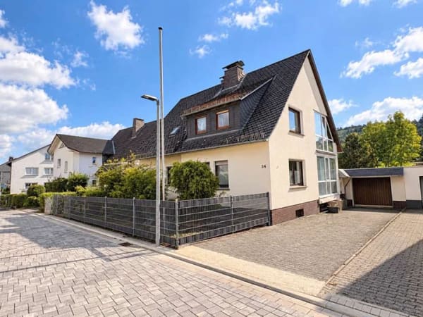Immobilie in Sundern - Viel Platz und flexible Nutzung – Ein- bis Zweifamilienhaus mit Pool in Sundern-Hellefeld - Bild 1
