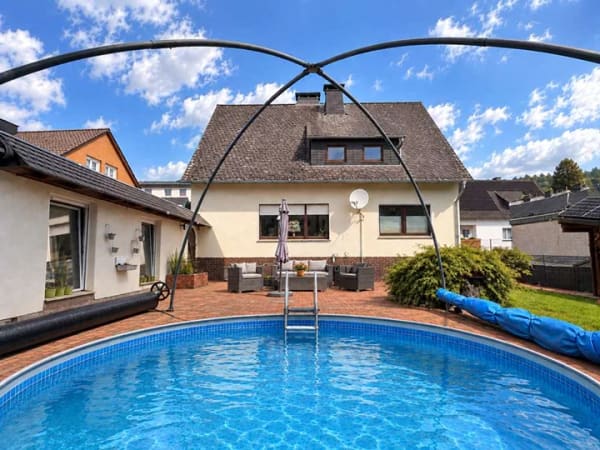 Immobilie in Sundern - Viel Platz und flexible Nutzung – Ein- bis Zweifamilienhaus mit Pool in Sundern-Hellefeld - Bild 2