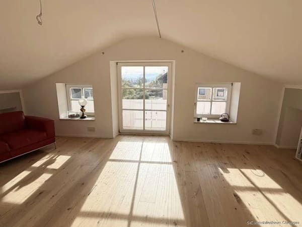 Immobilie in Taching am See - Top Preis! 
Sofort vermieten od. einziehen! 
Helle 2,5 Zimmer DG-wohnung mit Balkon am Tachinger S - Bild 0