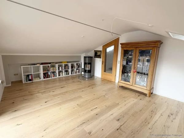 Immobilie in Taching am See - Top Preis! 
Sofort vermieten od. einziehen! 
Helle 2,5 Zimmer DG-wohnung mit Balkon am Tachinger S - Bild 2