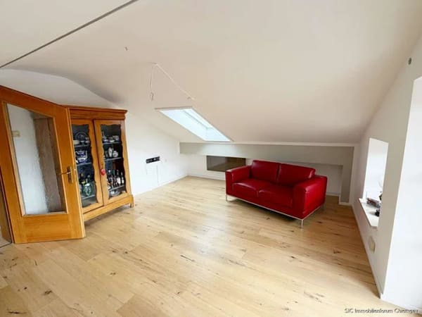 Immobilie in Taching am See - Top Preis! 
Sofort vermieten od. einziehen! 
Helle 2,5 Zimmer DG-wohnung mit Balkon am Tachinger S - Bild 3