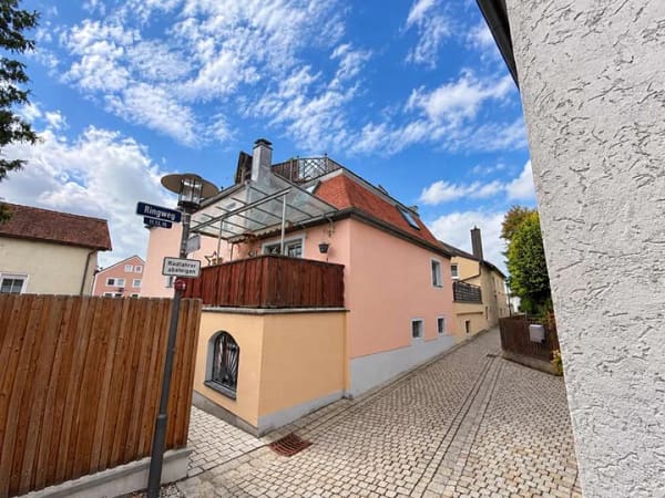 Immobilie in Hemau - Großzügiges Einfamilienhaus mit vermieteter Einliegerwohnung, Balkon & großer Dachterrasse in Hemau - Bild 0